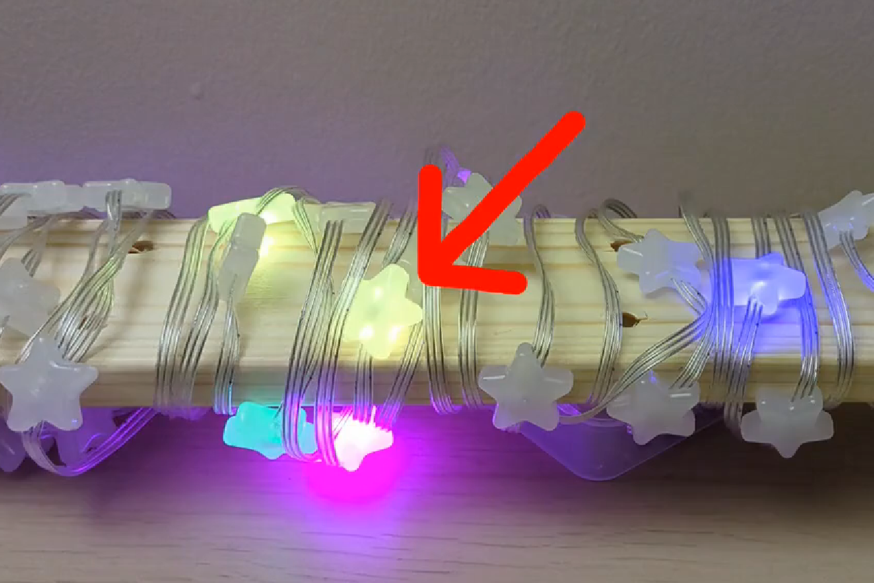 Lights with an arrow showing a fault