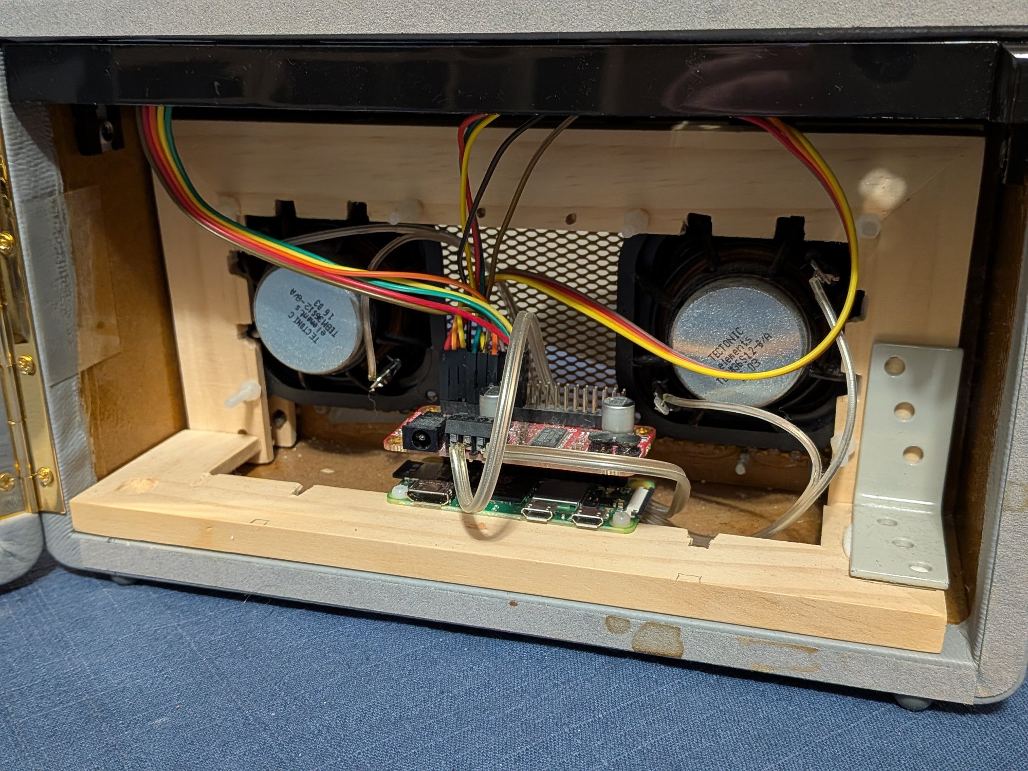 Loudspeaker mount